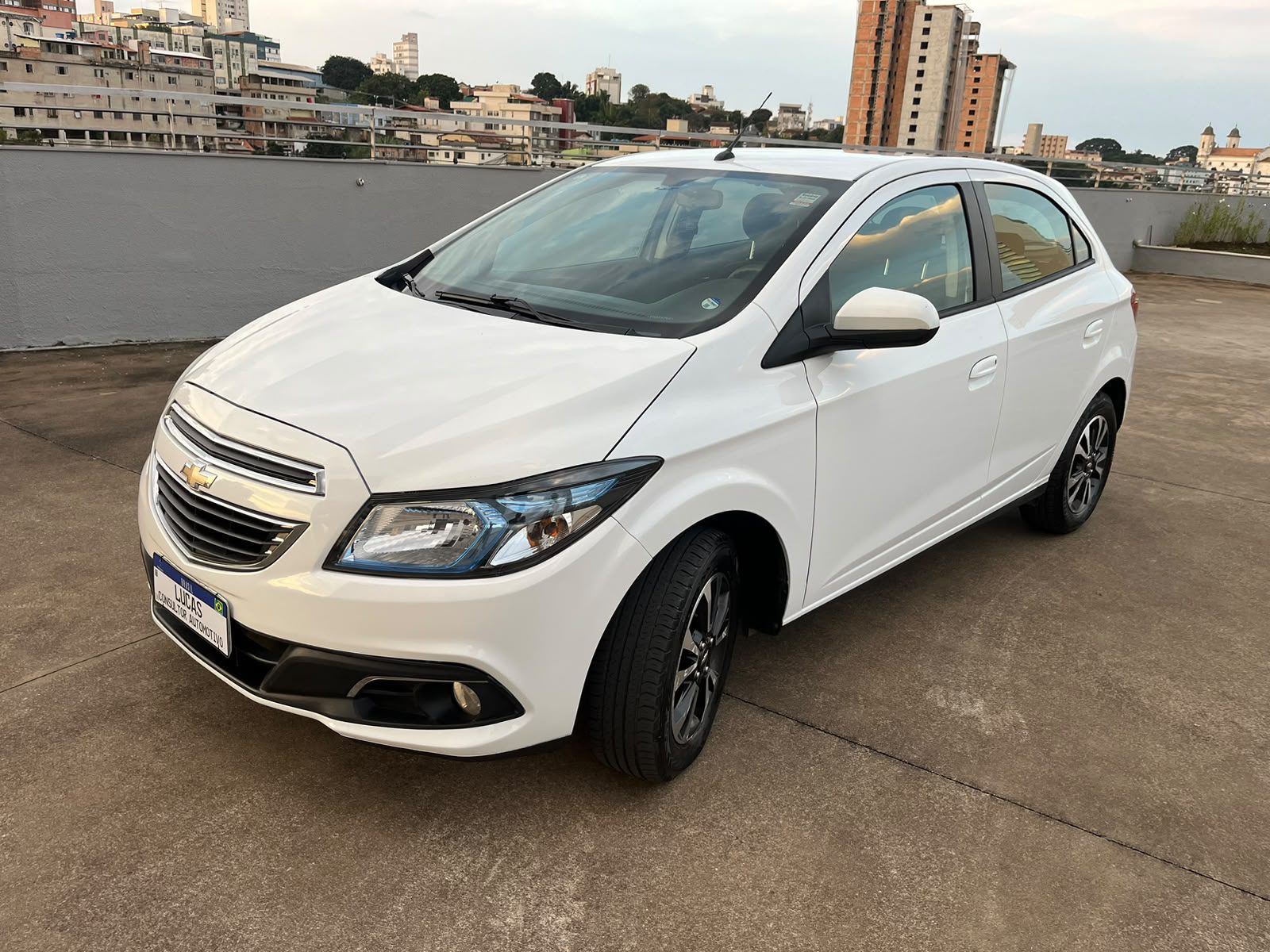 Chevrolet Onix Hatch LTZ 1.4 8V Flex Power Mec. 4P 2015 - Imagem 2