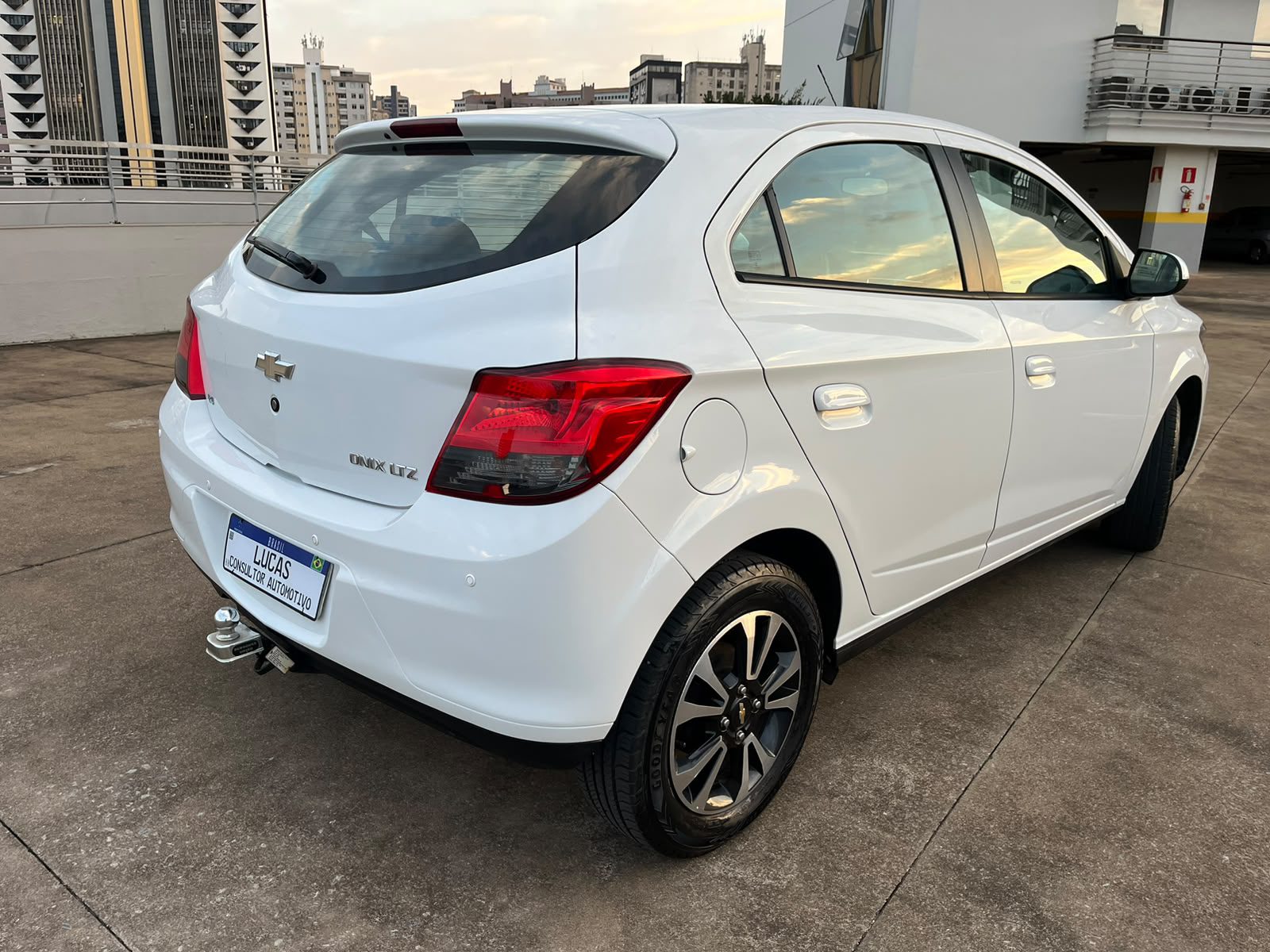 Chevrolet Onix Hatch LTZ 1.4 8V Flex Power Mec. 4P 2015 - Imagem 3