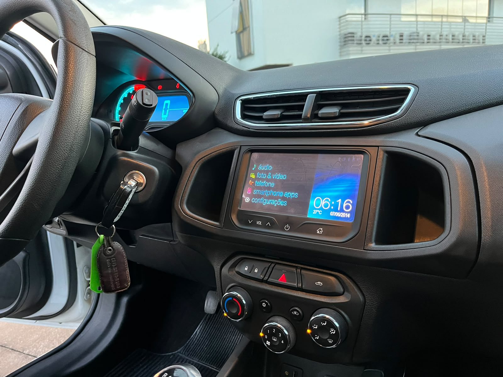 Chevrolet Onix Hatch LTZ 1.4 8V Flex Power Mec. 4P 2015 - Imagem 10
